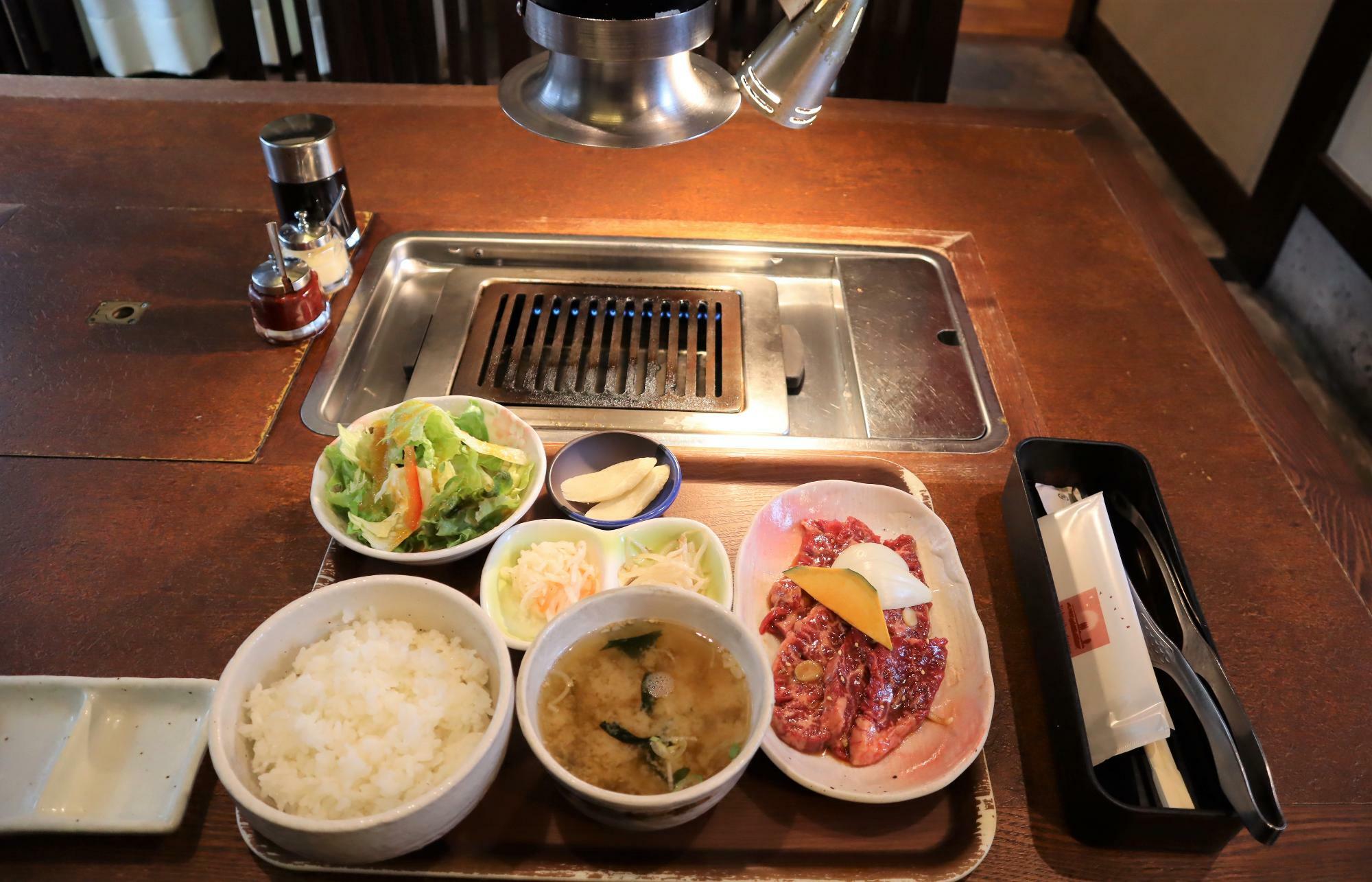 タレ付き肉、ライス、みそ汁、サラダ、なます、もやしナムル、肉には焼野菜、、漬物のセットです。＋８０円でご飯大盛り可能です。