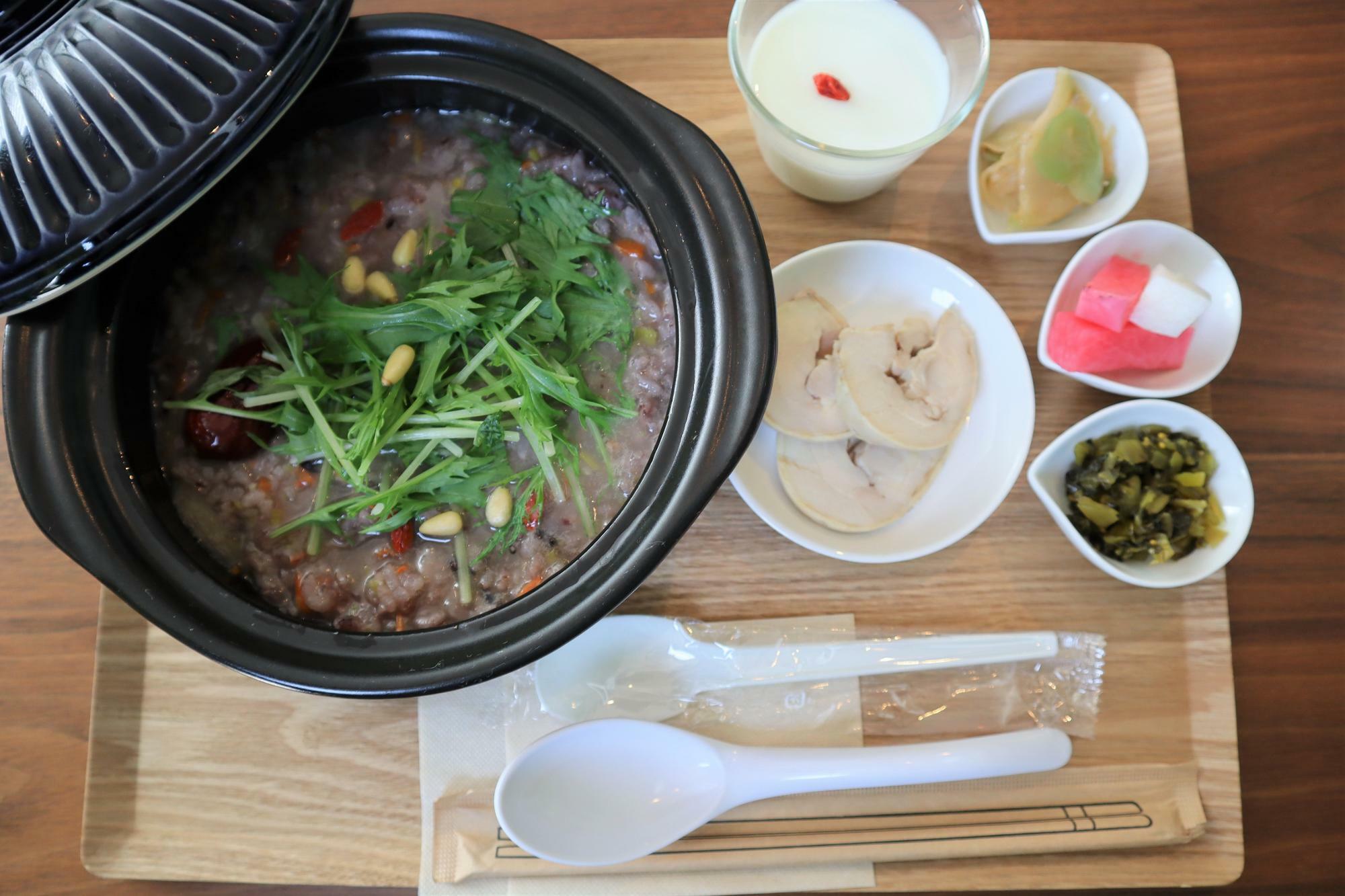 内容：お粥、ごま高菜、フレッシュ搾菜、北海道産野菜を使用した自家製ピクルス、自家製鶏チャーシュー、デザート（杏仁豆腐）