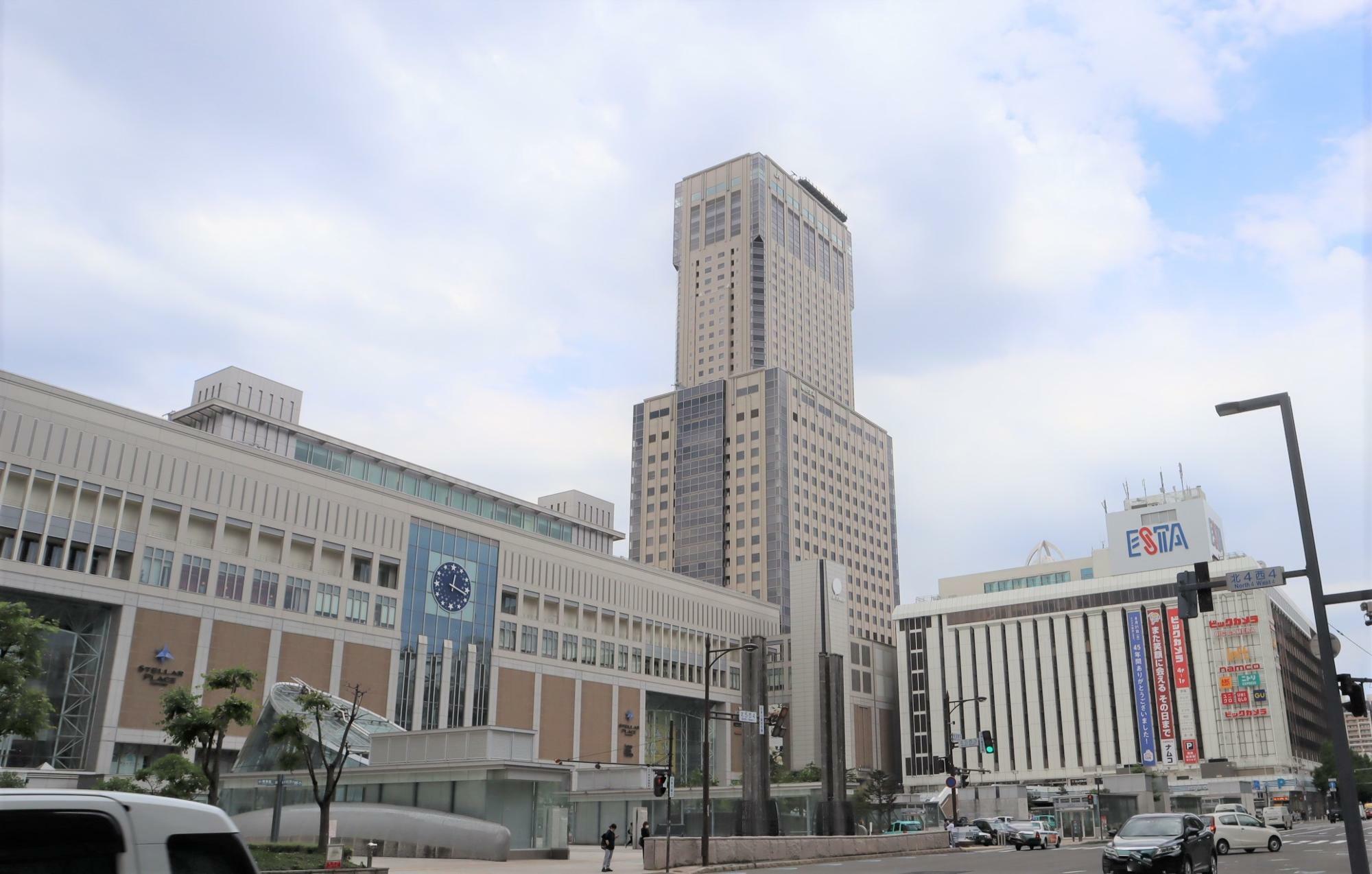 左側が札幌駅南口。　一番高いビルの上に展望室があります。