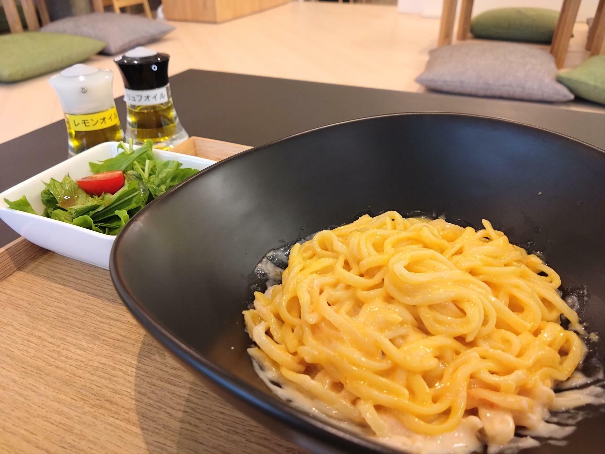 「パスタではなくうどんなんですが、よくパスタのカルボナーラと間違えられます。」とスタッフの方が仰っていました。間違えるほど完成度が高いということですね。