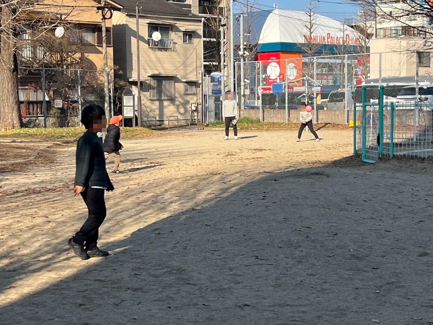 公園の真ん中には広いスペースがあります。天気が良い時は、子供達がボール遊びなどしていることもあります。