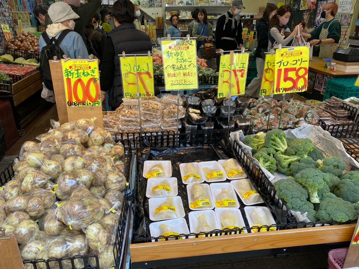季節の野菜、新玉ねぎが100円（税込108円）です。