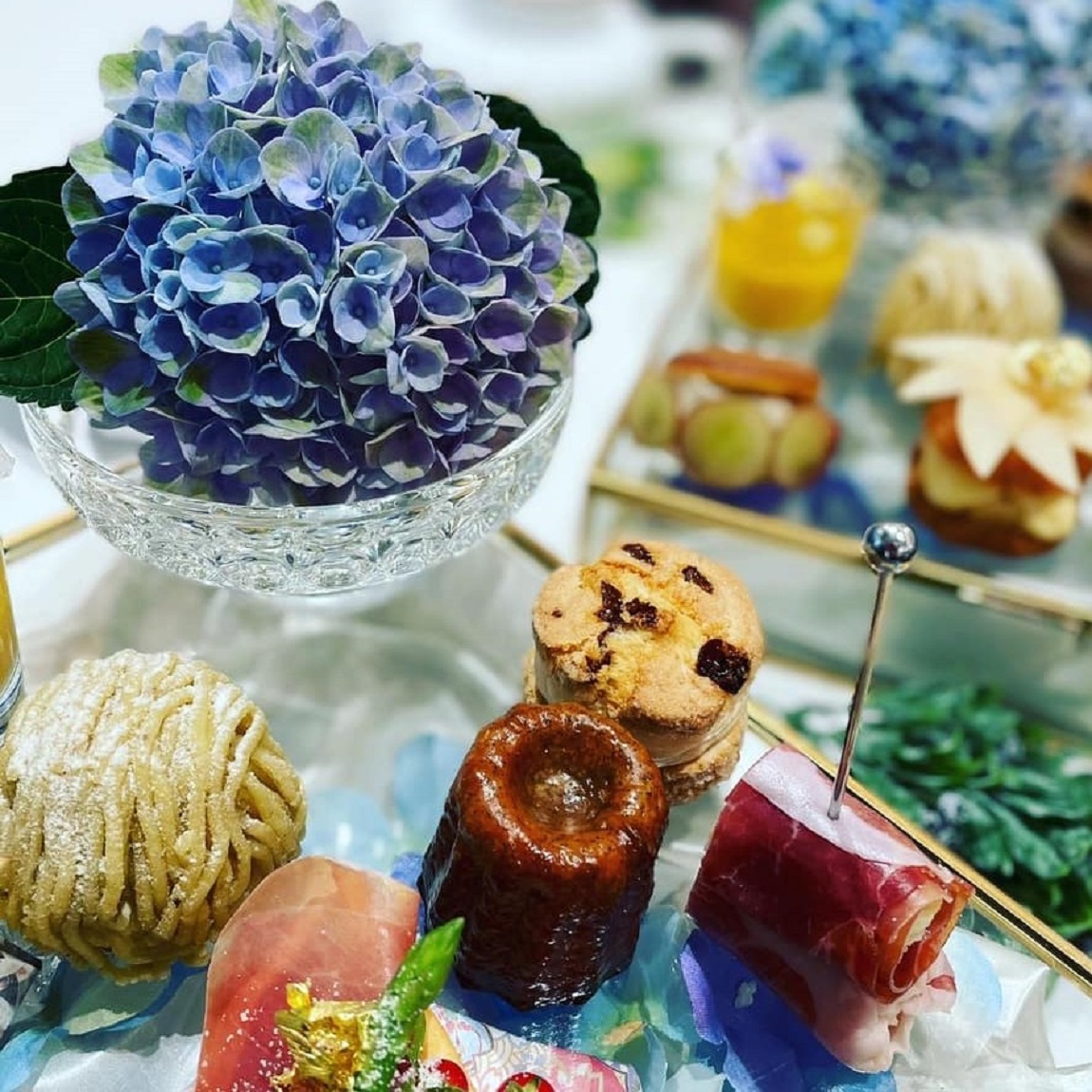 紫陽花が飾られたスイーツプレート
