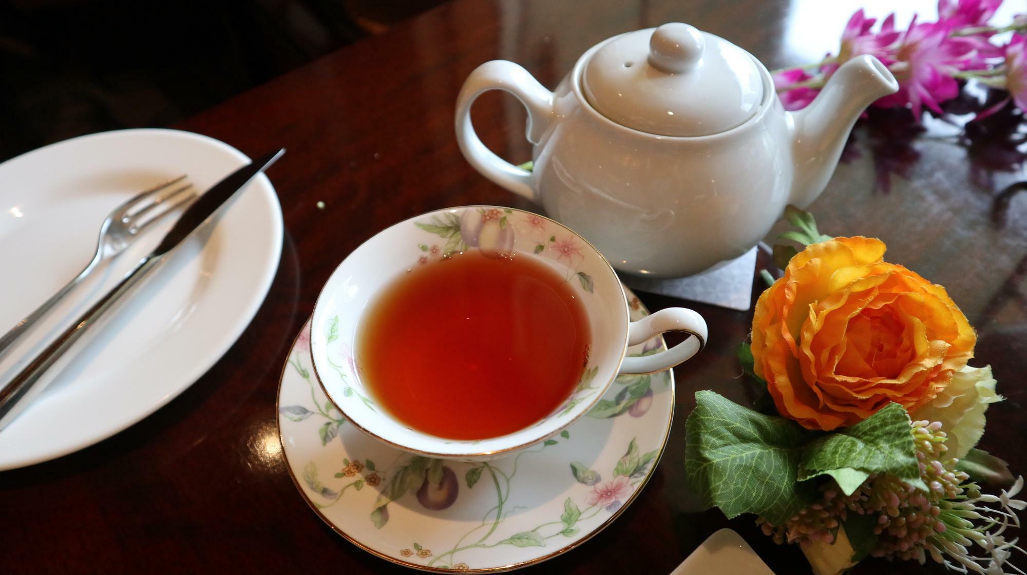 ロンネフェルトの紅茶はうれしい。花は私物です。