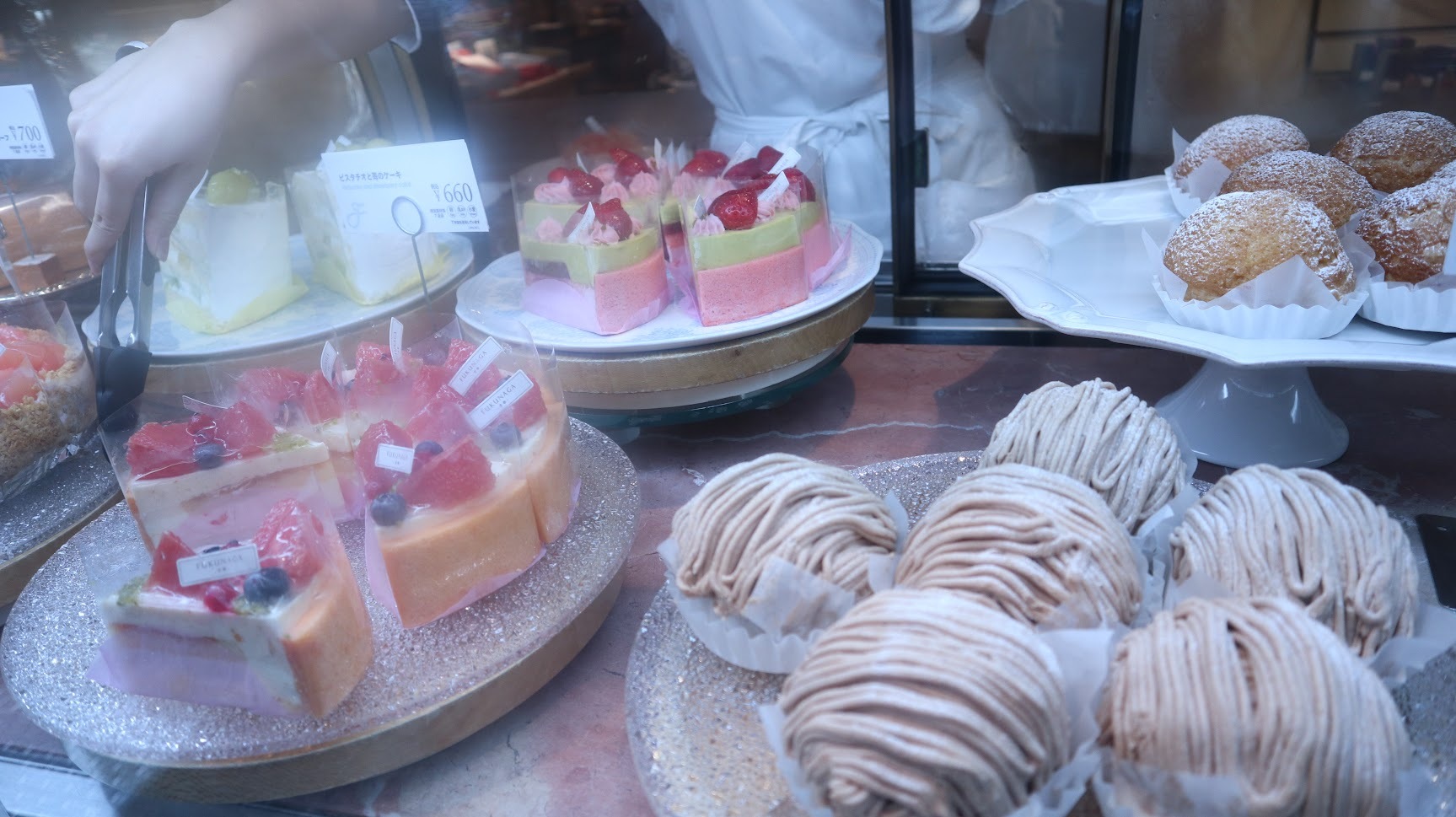 店頭のケーキも大きい！