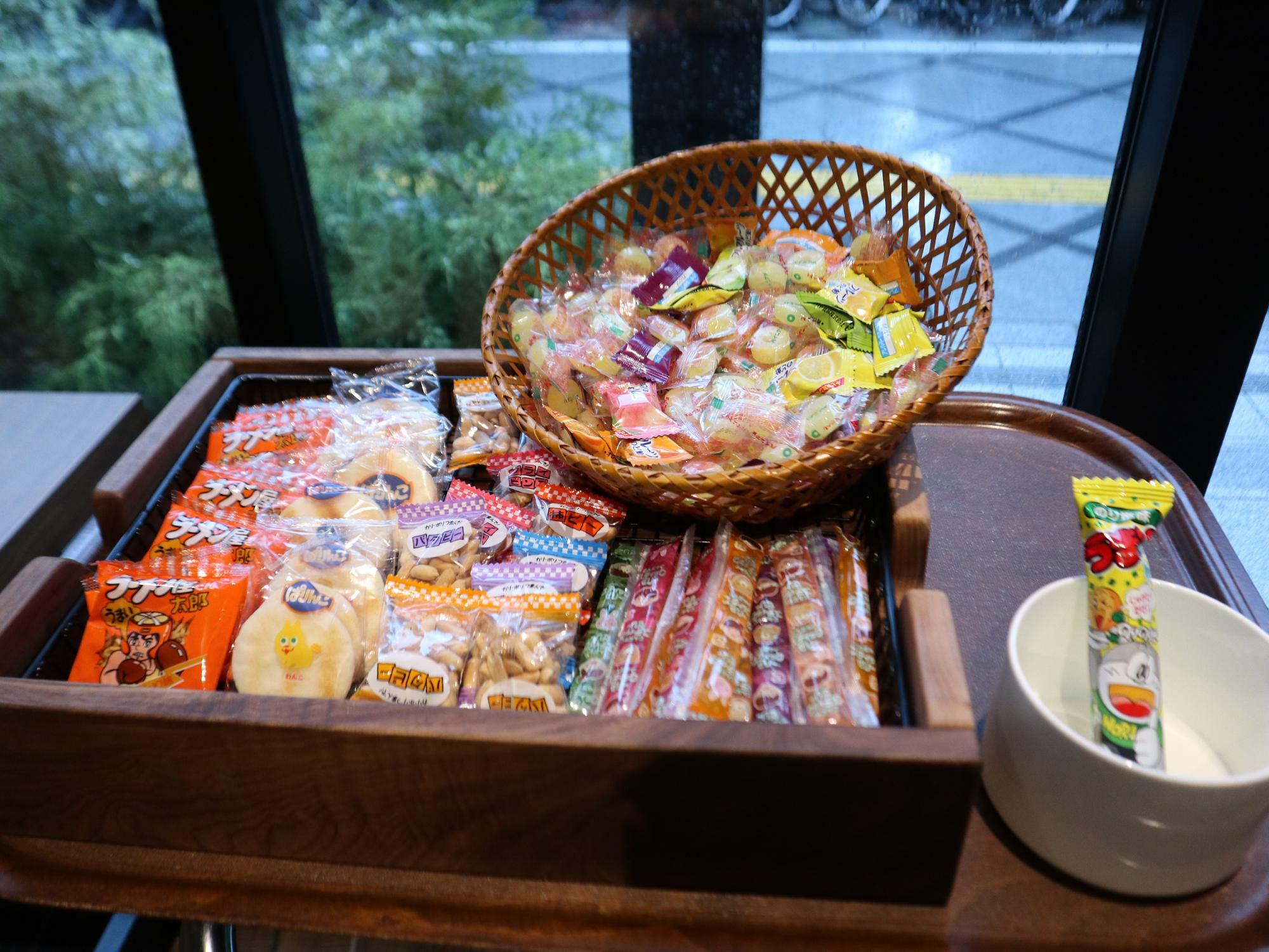 ホテルエルシエント大阪のワーキングスペースでは駄菓子も大サービス
