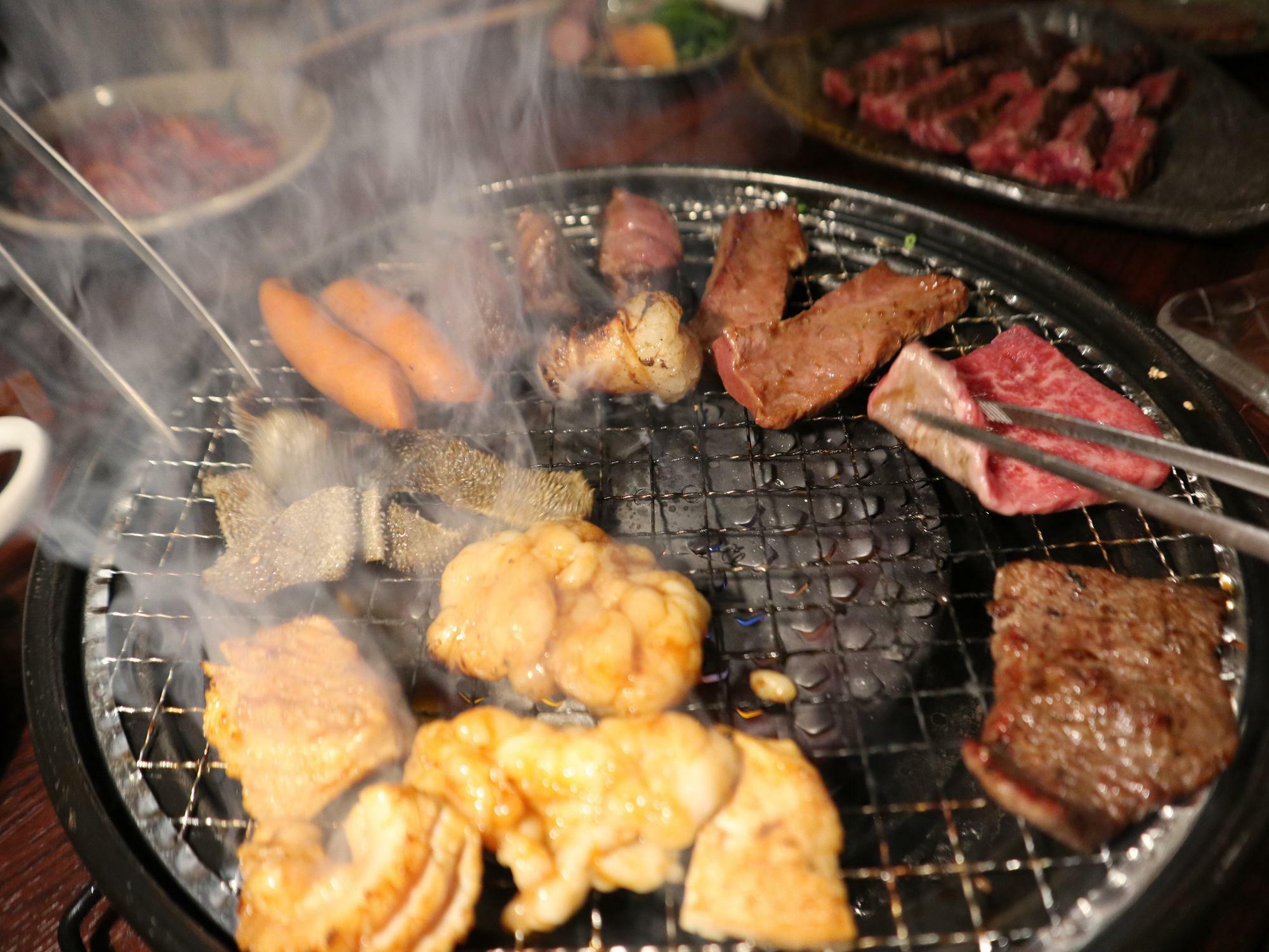 肉の種類、日本酒の品ぞろえは圧巻