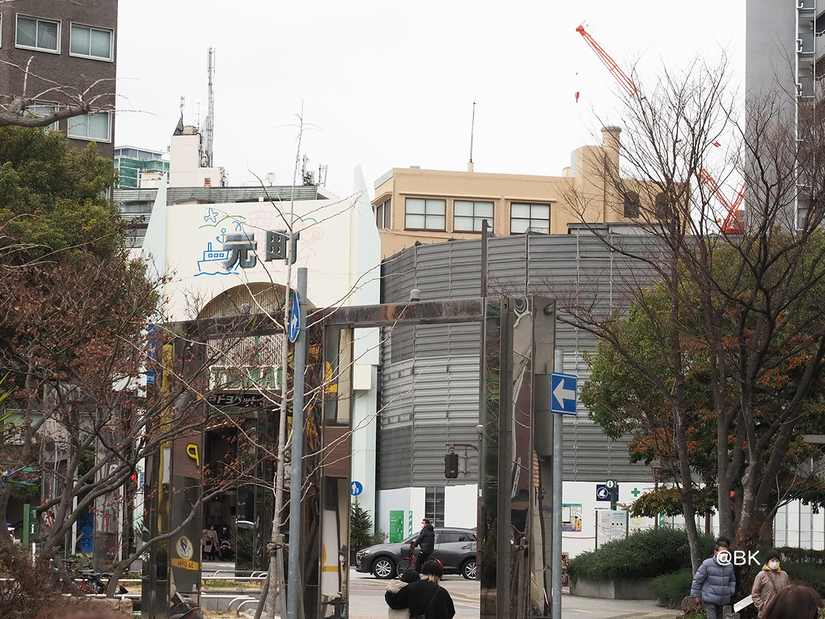 右側上部に見えるのが松尾ビルの一角。隣のビルが解体中の今しか見られない風景。