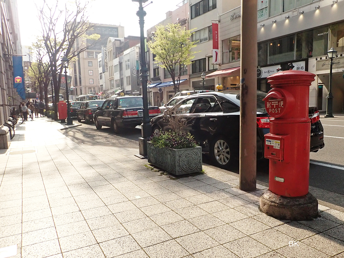 大丸神戸店のトアロード玄関前に設置されている丸ポスト。