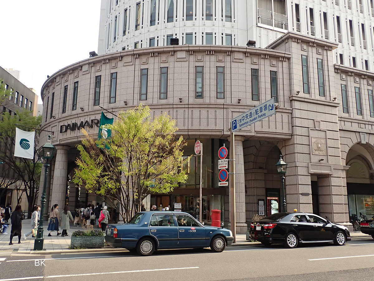 大丸神戸店のトアロード玄関前に赤いポストがあるのが見える。