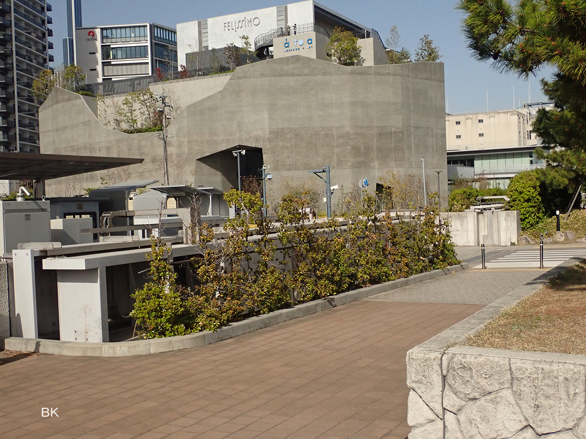 第一突堤の入り口。向かいにあるのが神戸ポートミュージアム