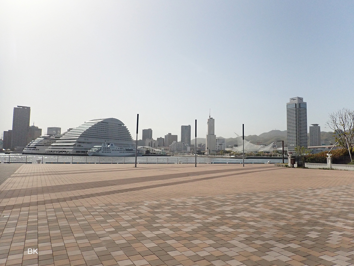 突堤を折り返す神戸のポートタワーなど神戸港のランドマークが左手に見えてくる。