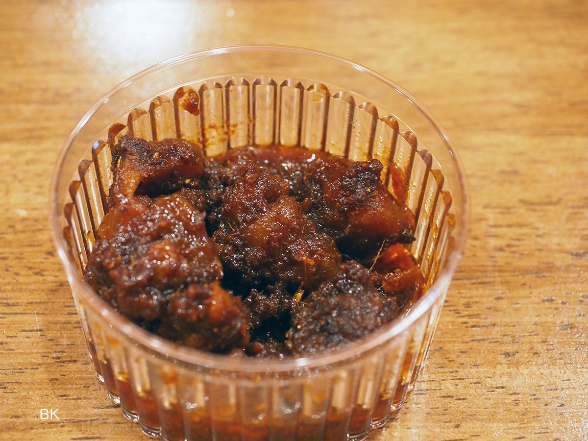 チキンピクルス、日本の佃煮のような味でお酒の御供にも合いそう。