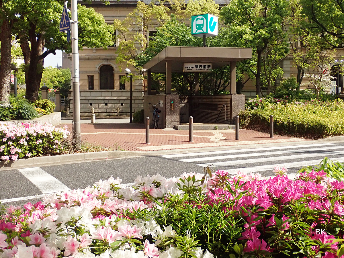 地下鉄の県庁前駅の東出口1を出ればすぐの場所。