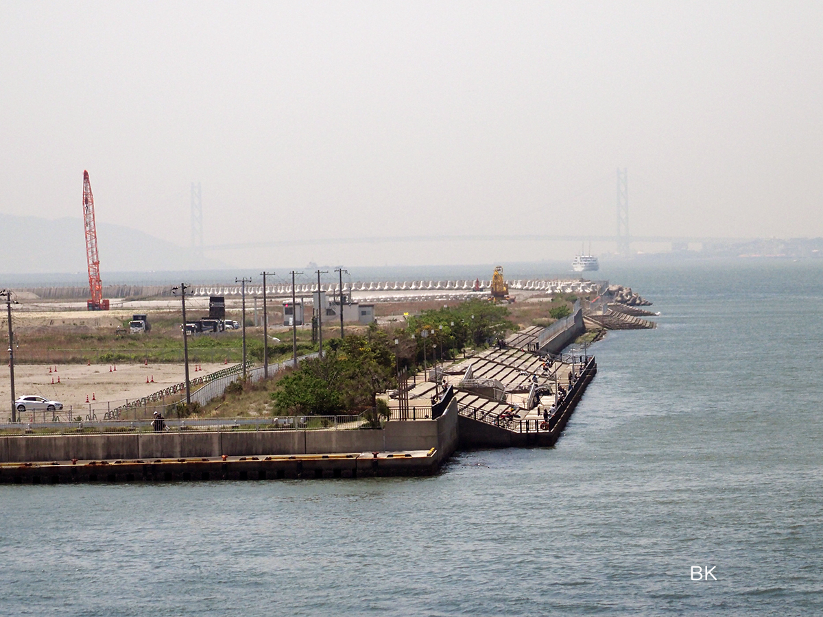 神戸空港北側にある神戸空港親水護岸エリア。後方には明石海峡大橋も望める。