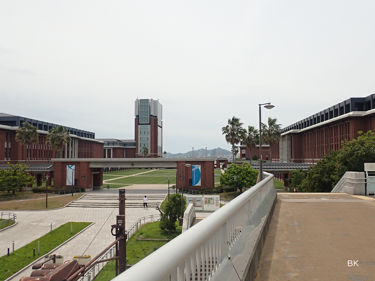 歩道橋の突き当りは神戸学院大学。