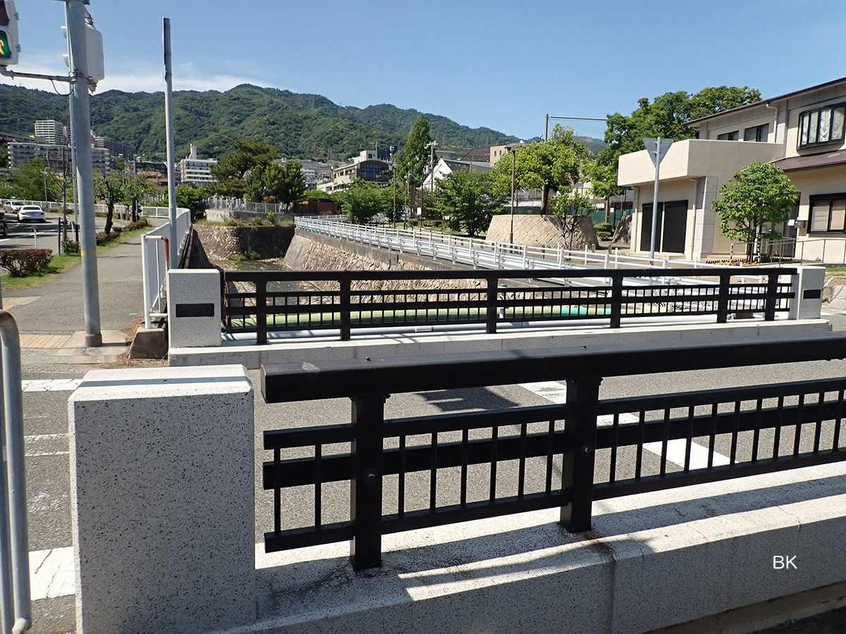 石屋川にかかる平野橋を左折する。