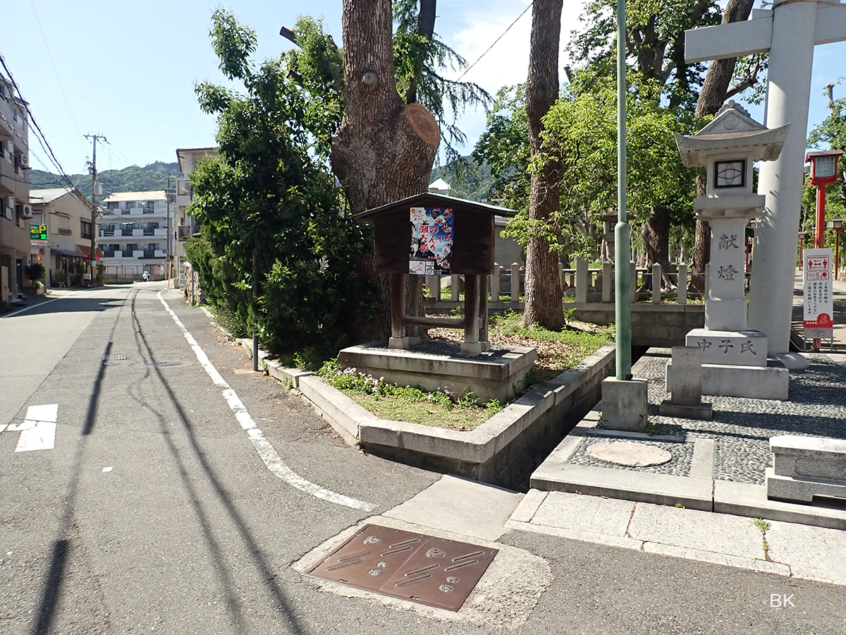 八幡神社の横の道を北上する。