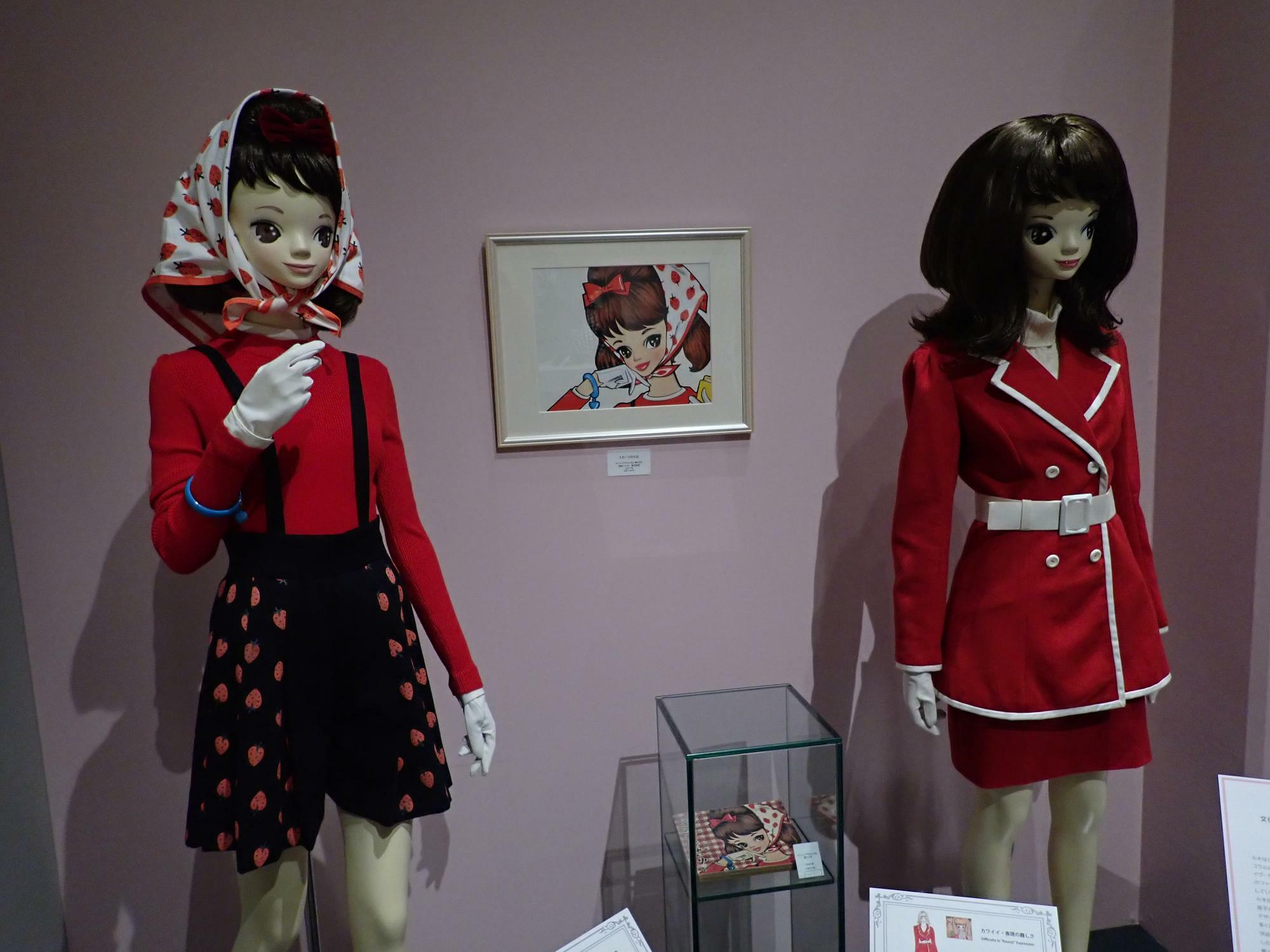 ルネガールの原画とそのデザインからの衣装の展示。