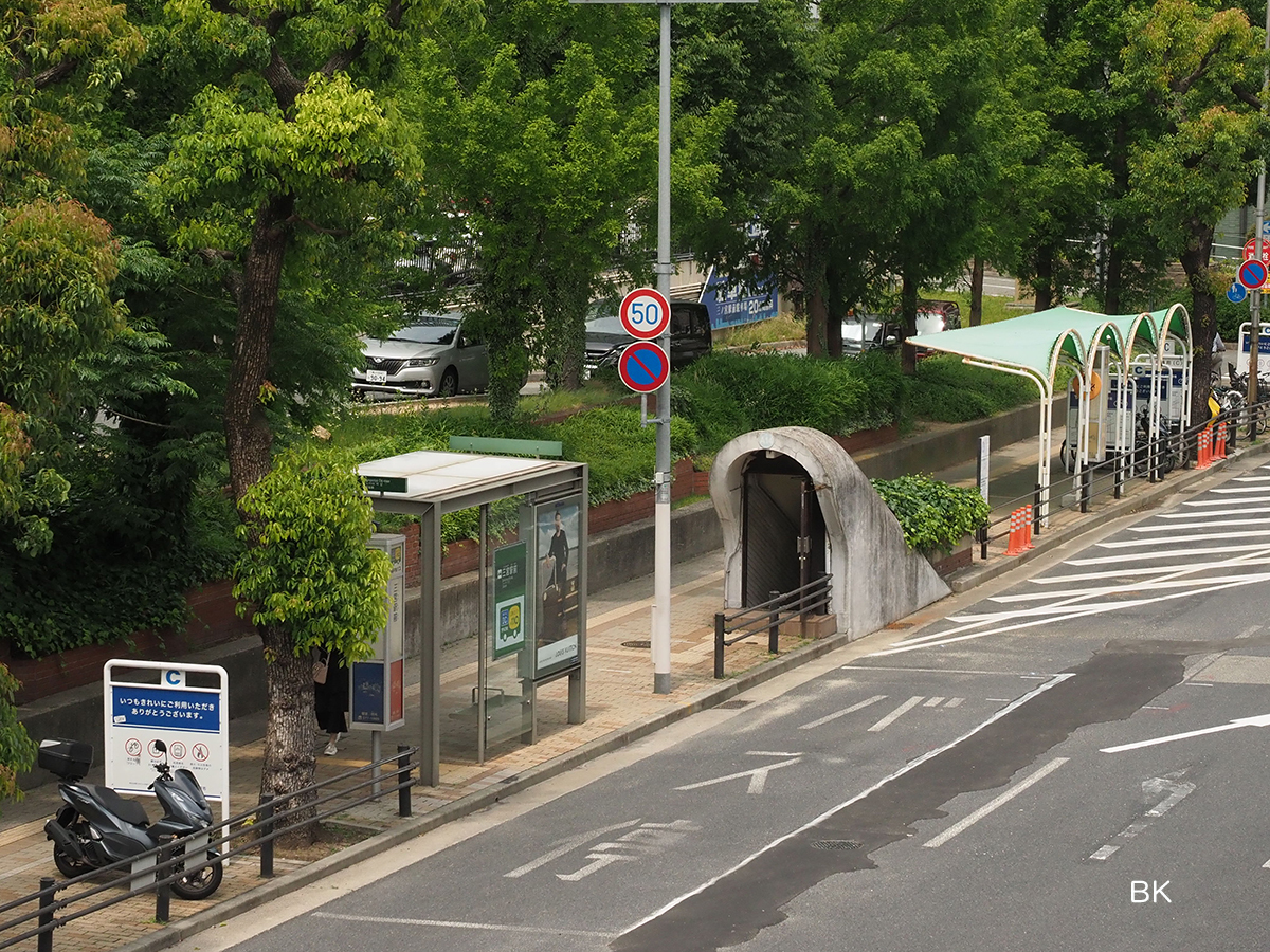 JR三ノ宮駅前にあるA14番出口。ドラえもんに出てくるひみつ道具に似てることからガリバートンネルと呼ばれることも。