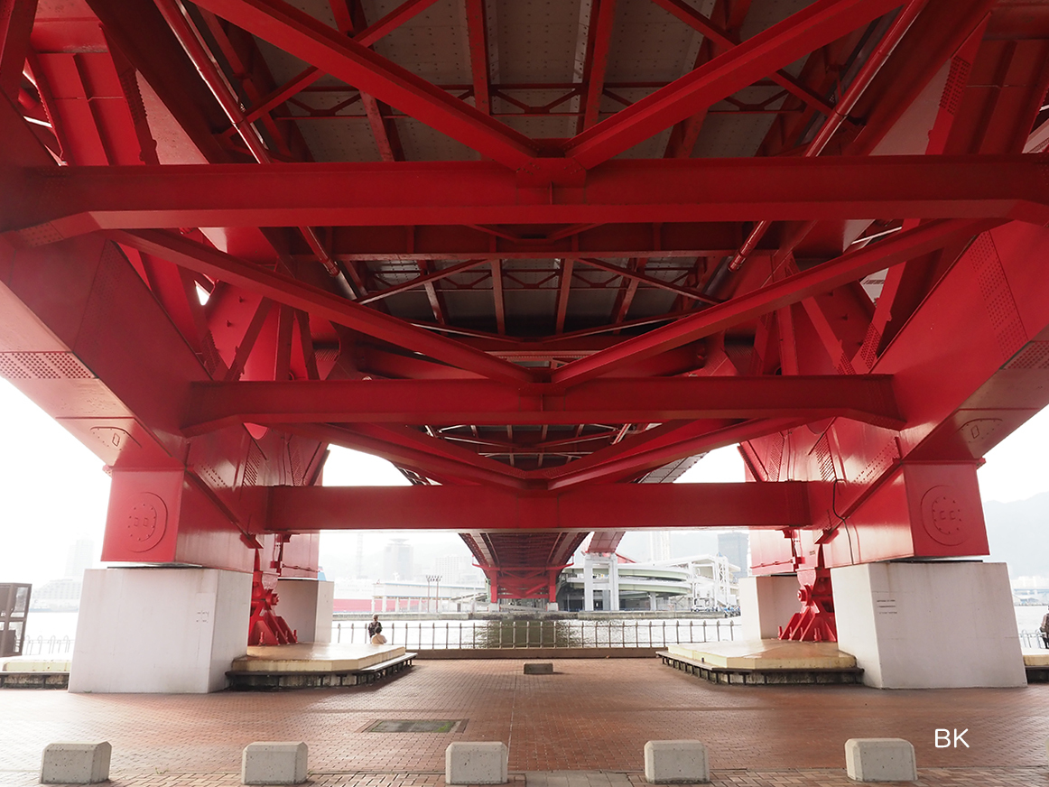 神戸大橋の真下も公園の一部。