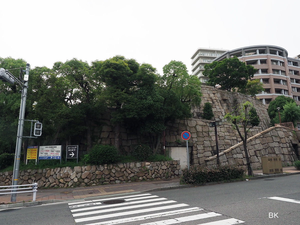 花隈城址は石垣で作られた高台。地下は駐車場。
