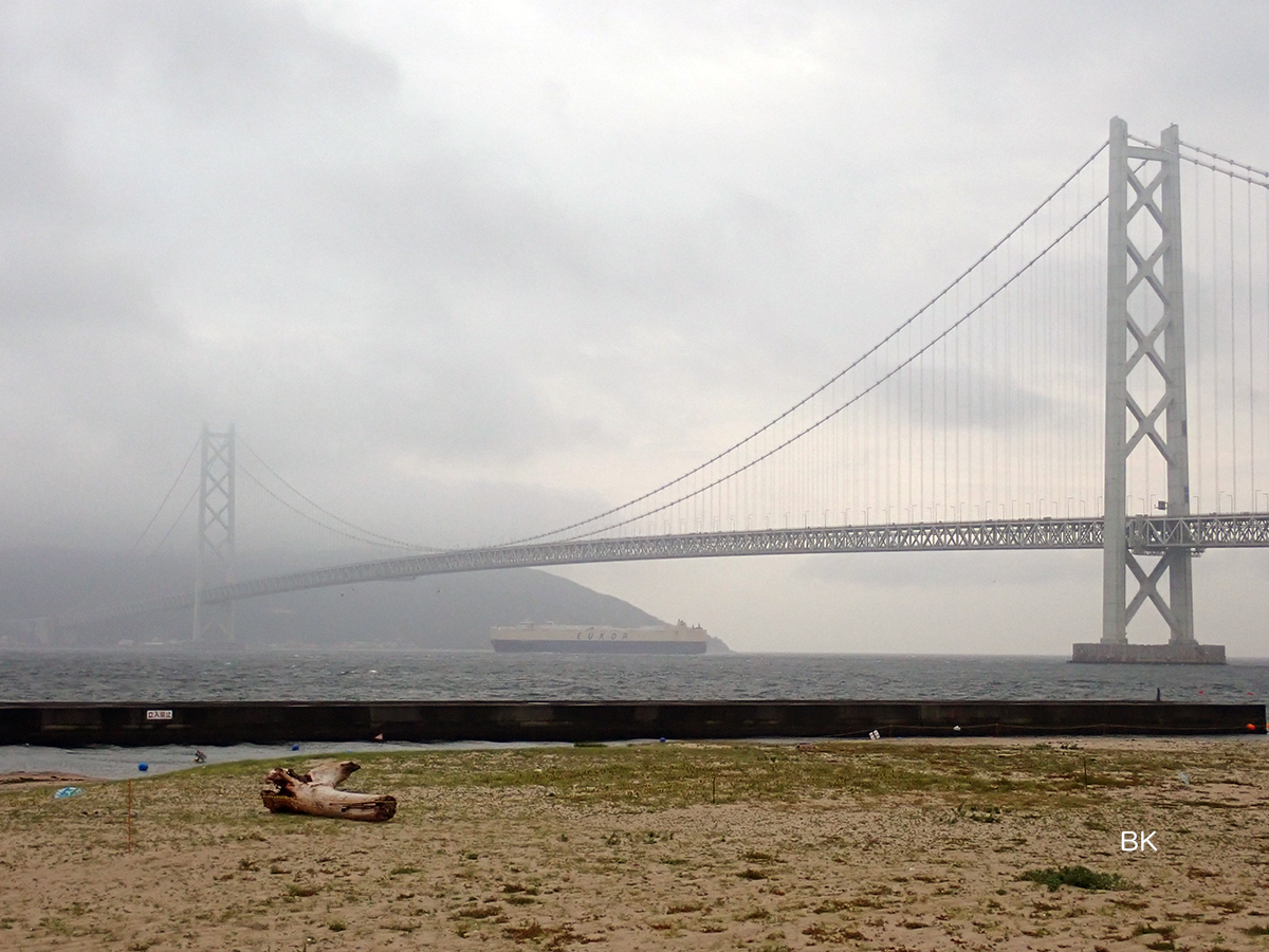 雲に隠れて見える明石海峡大橋。