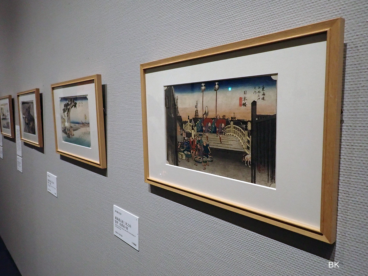 旅行のテーマでは、有名な歌川広重の「東海道五拾三次之内　日本橋」などの浮世絵が展示。