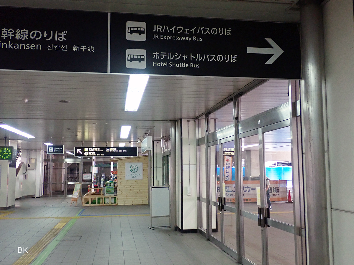 新神戸駅1Fの奥に見えるのがトレイルステーション神戸。