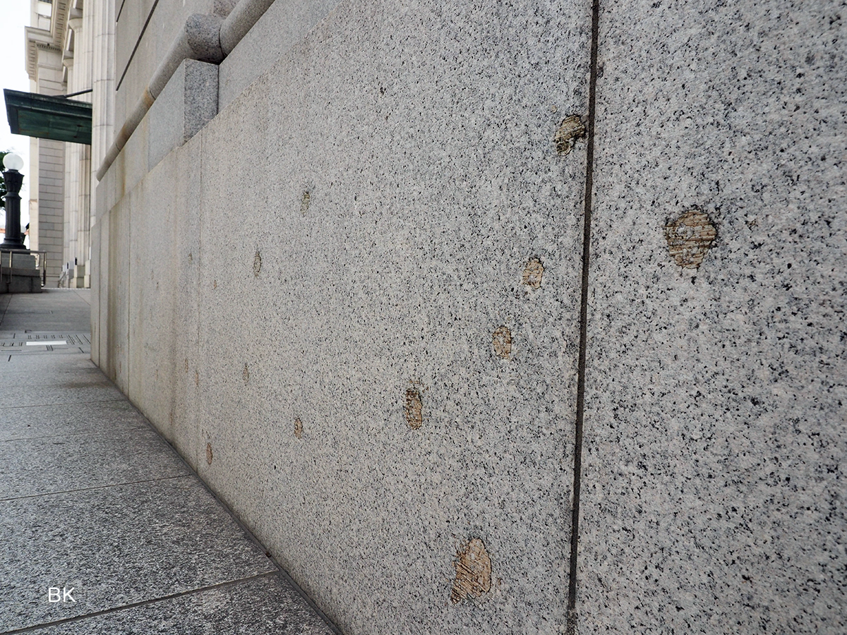 神戸市立博物館の外壁に残る銃弾の跡。