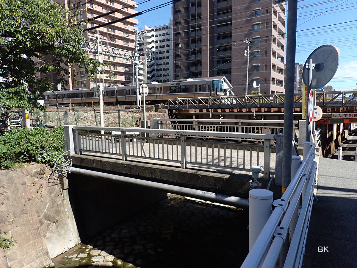 JR線沿いにあるのが本山橋。