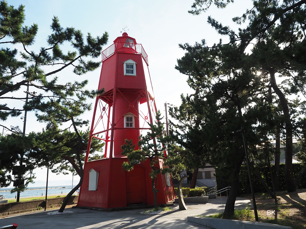 須磨海岸近くに立つ旧和田岬灯台。