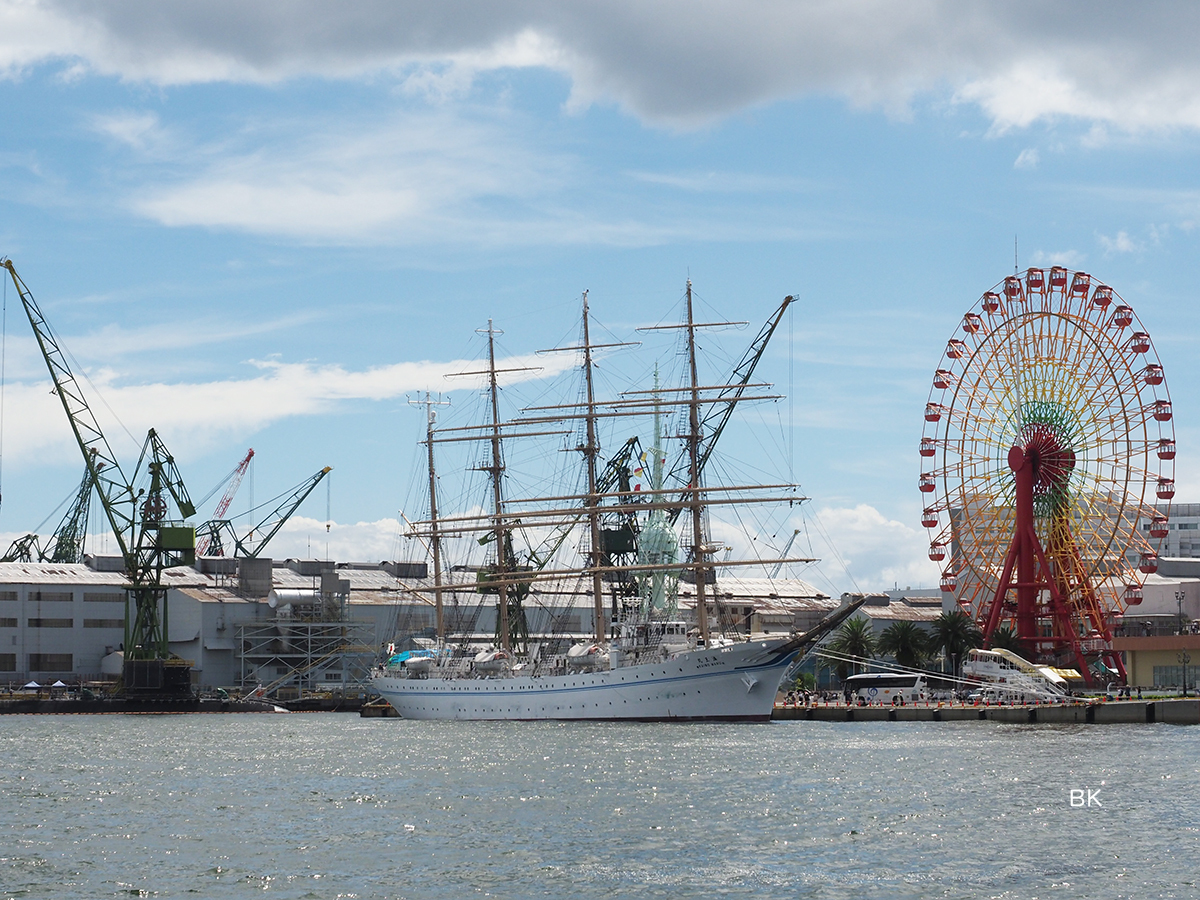 神戸港のモザイク前に停泊する海王丸。