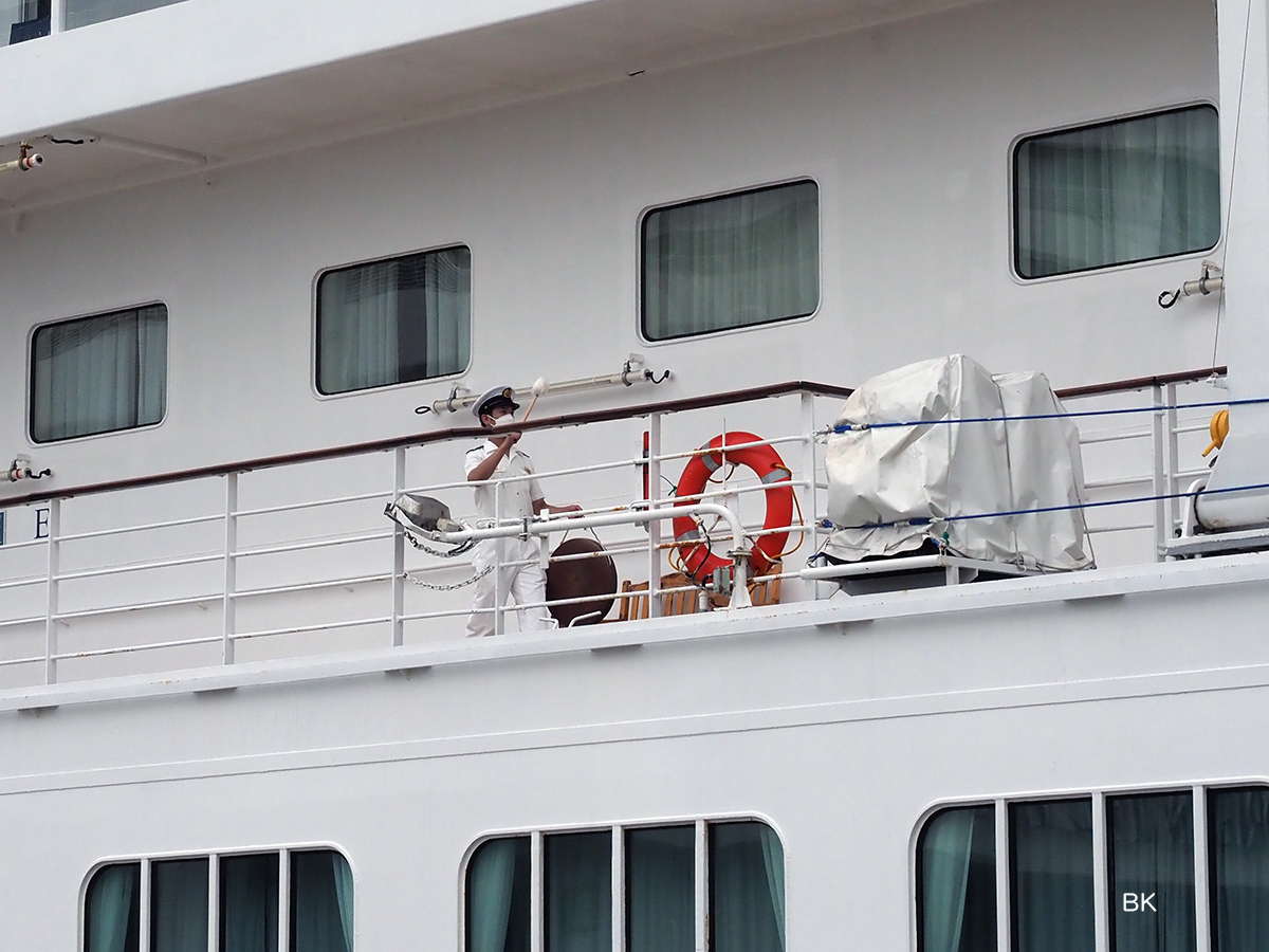 船内で出港のドラが鳴らされる。