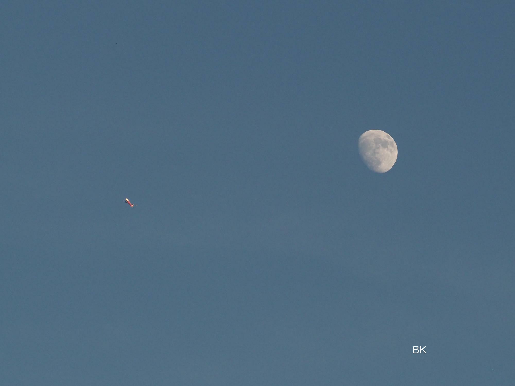 タイミングよければ月と飛行機が重なるシーンを見ることも。