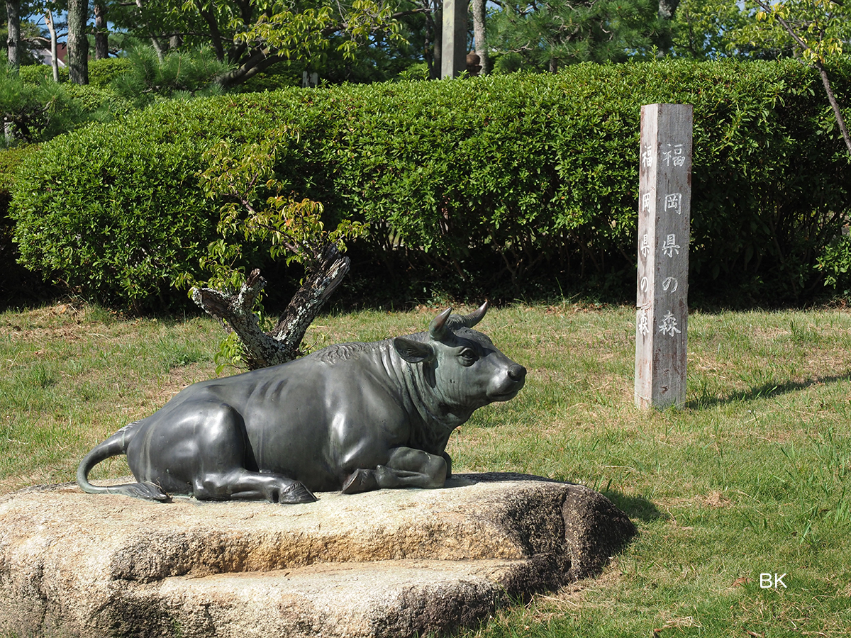 福岡県の森に設置された牛の像。