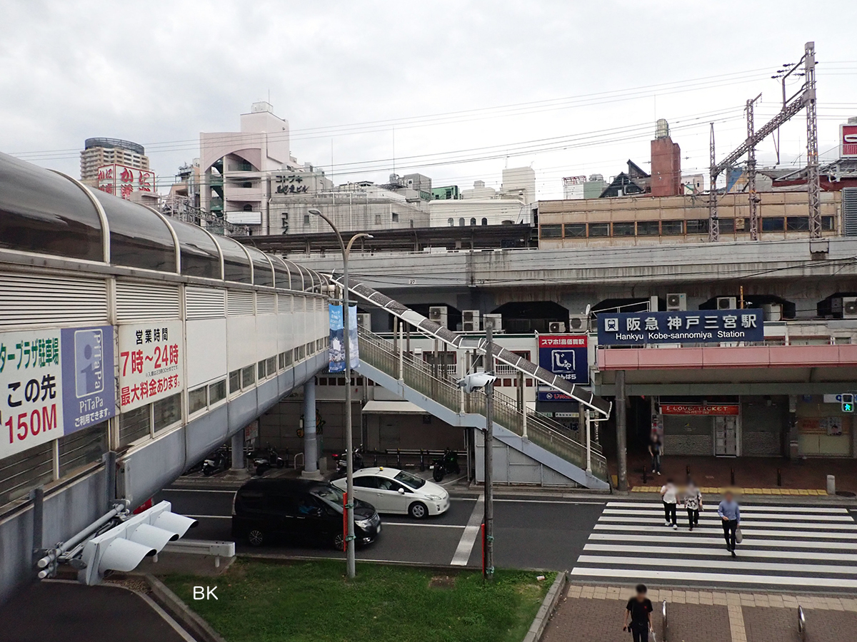 阪急神戸三宮駅の西口。