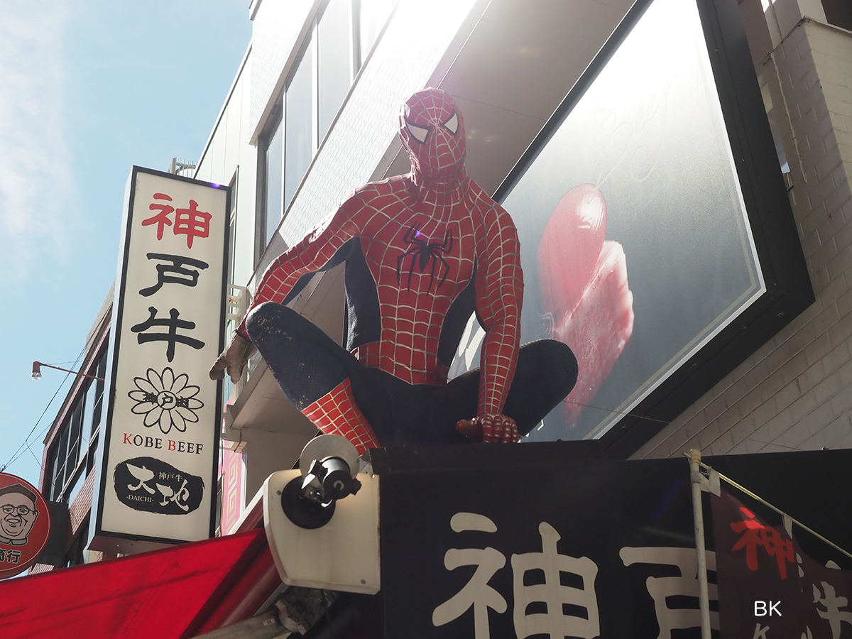 上を見上げるとスパイダーマンもいる。