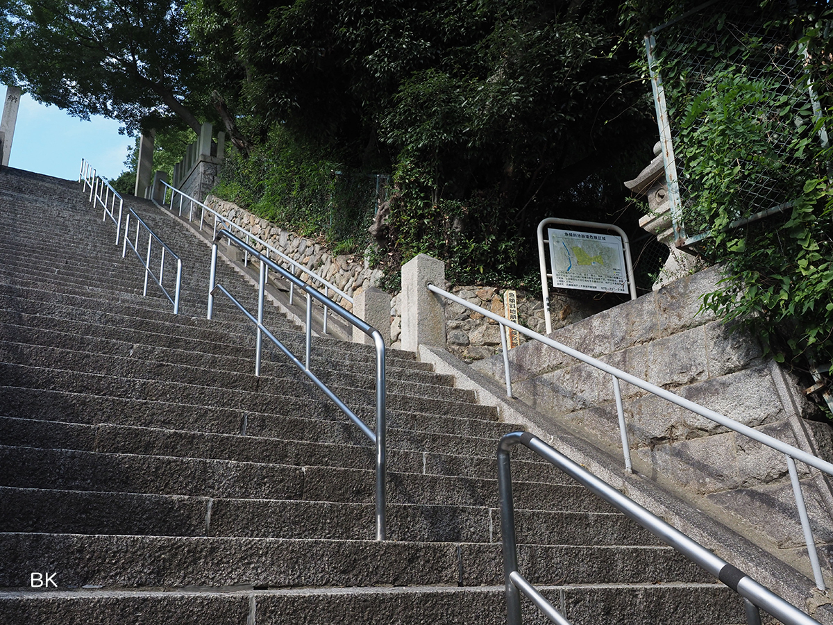 祇園神社の階段を降りるシーンの場所。