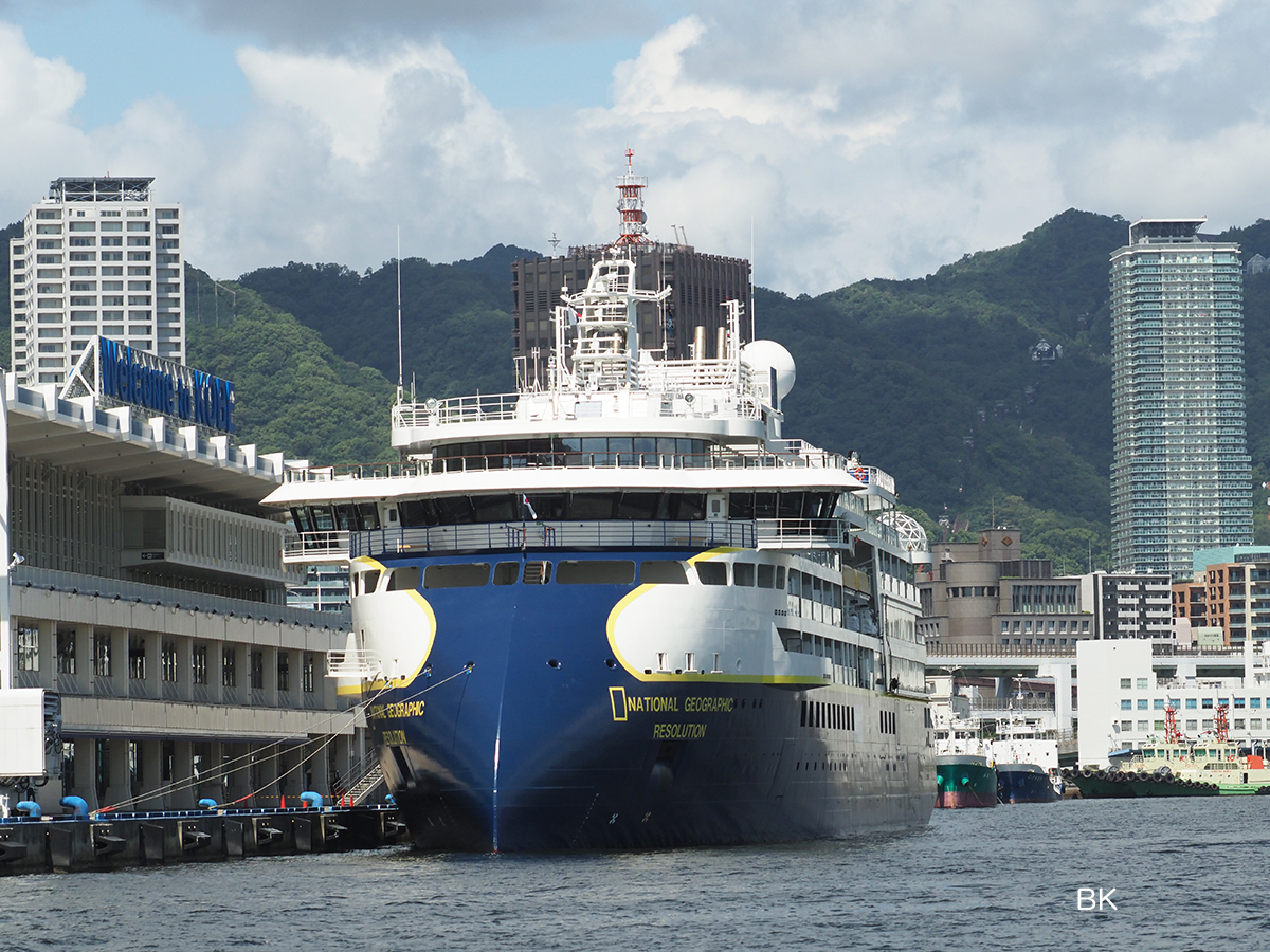 神戸港に停泊するナショナル・ジオグラフィック・レゾリューション。