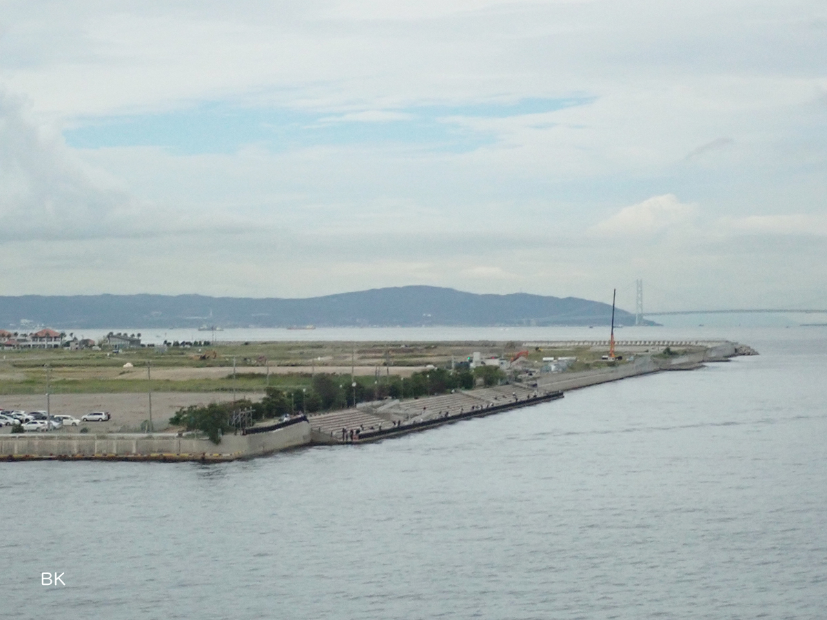 神戸空港の釣り場。右奥には明石海峡大橋が見える。