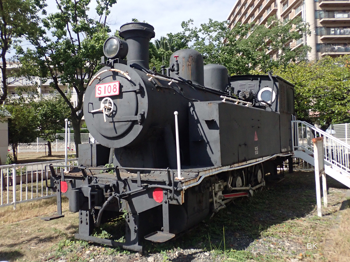 蒸気機関車C型「S108」も展示されている。