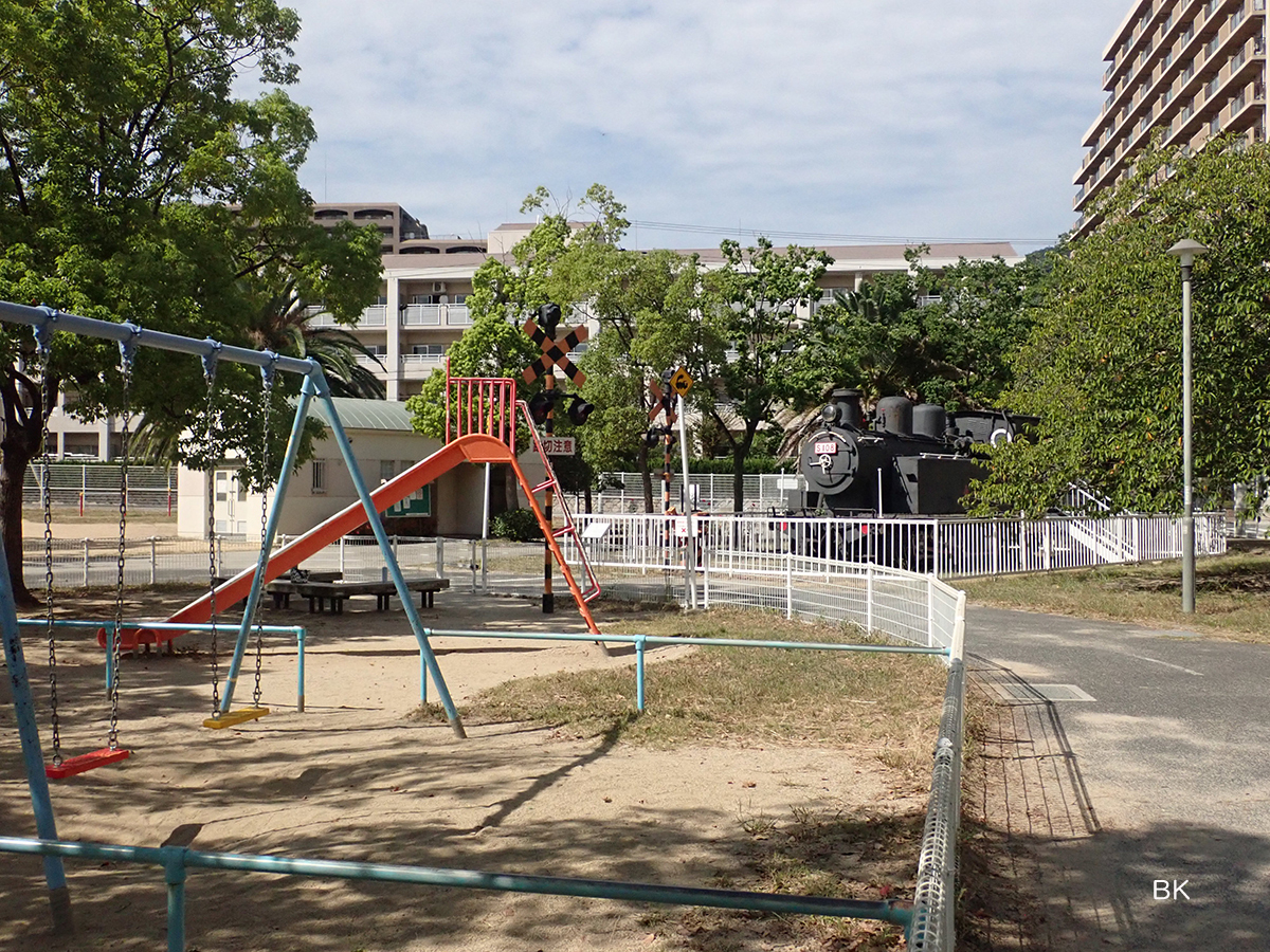 小寄公園は遊具もある一般的な公園。