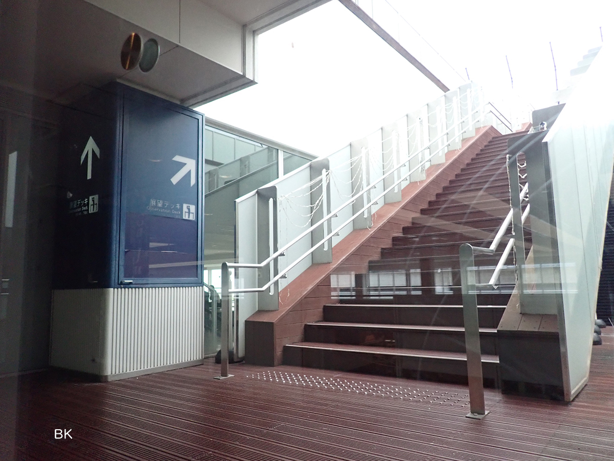神戸空港の3Fから展望デッキに上がる。