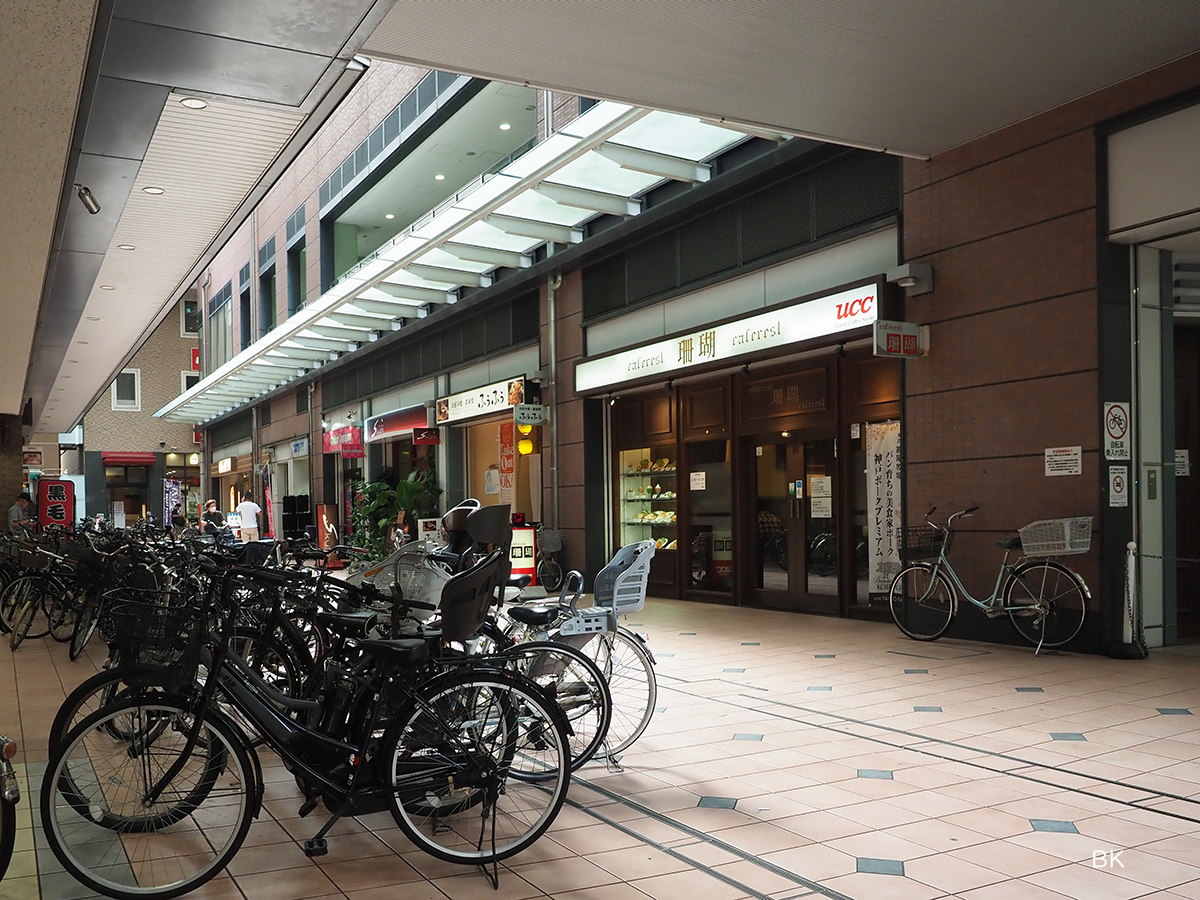 新長田のお店が買った食べ物の持ち込みもOK。