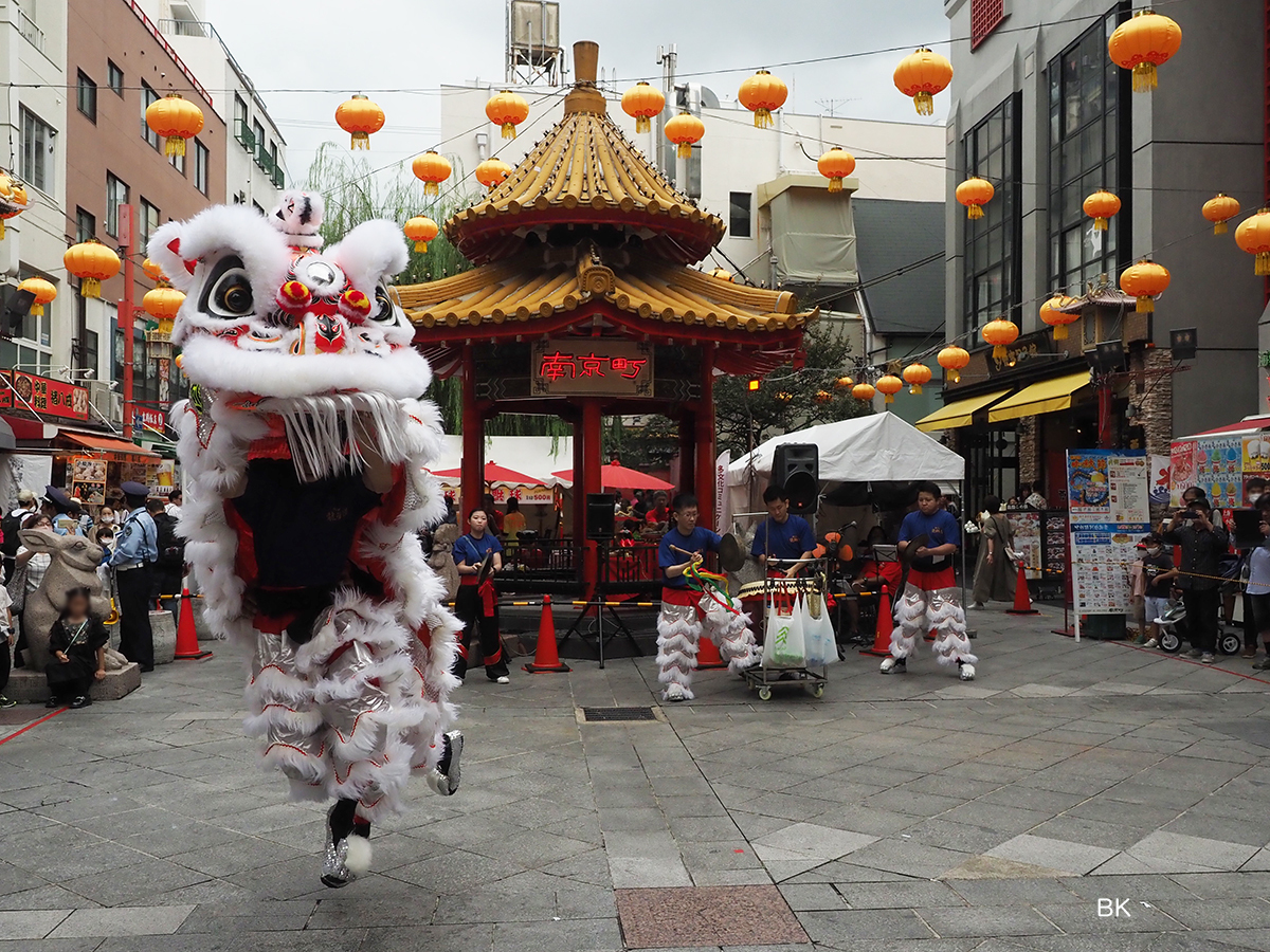 南京町龍獅団の皆さんによる獅子舞。