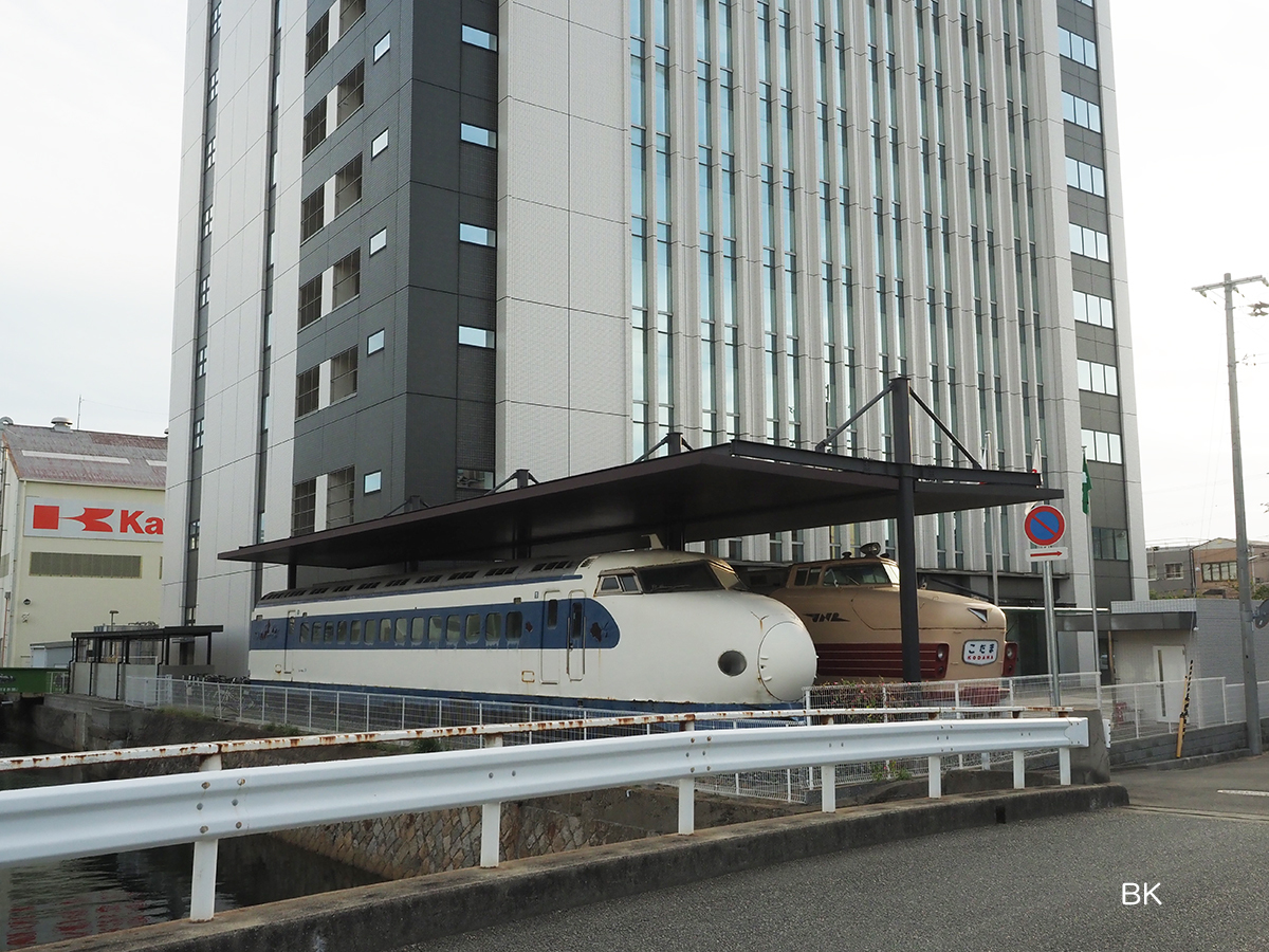 川崎重工業兵庫工場新総合事務所前に展示されているひかりとこだま。