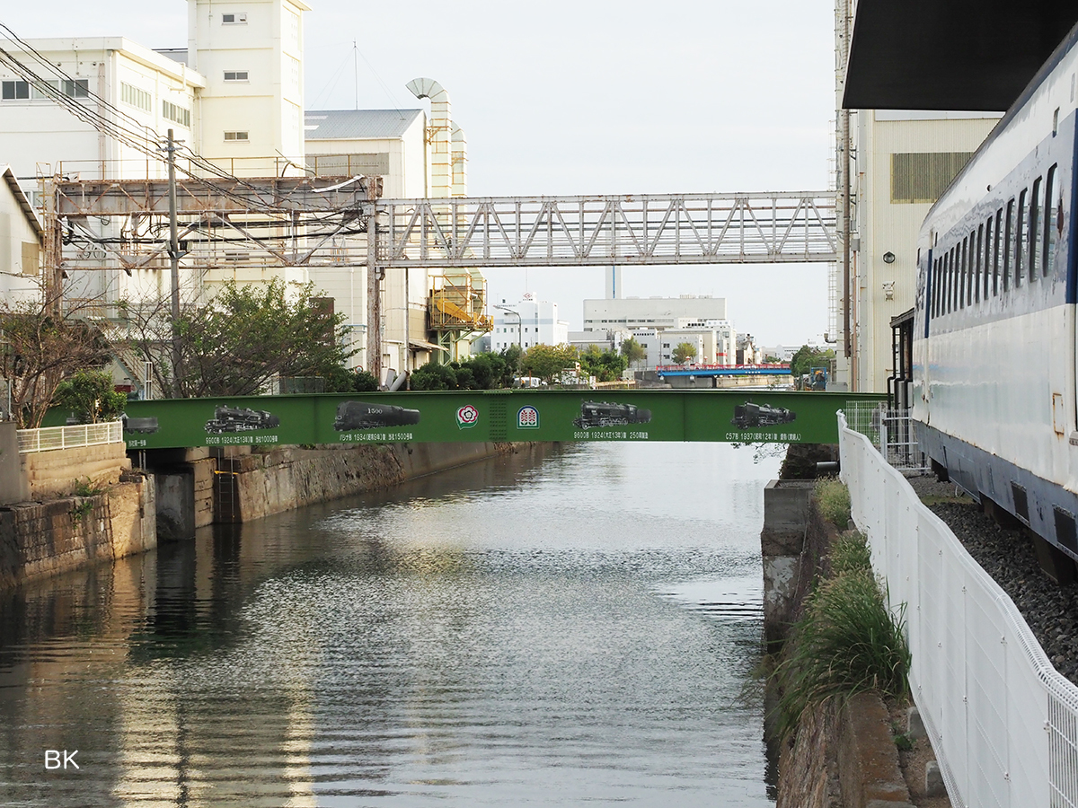 川重の工場にかかる橋には川重製造の蒸気機関車のイラストが描かれている。
