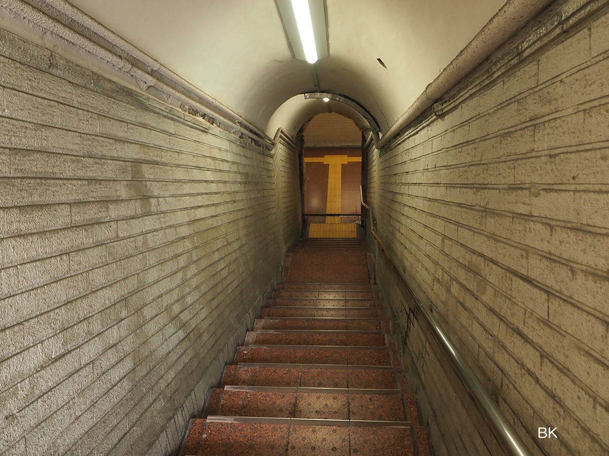 「ガリバートンネル」内の階段。地下街につながっている。