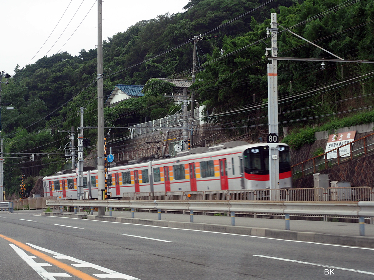 須磨浦公園駅向かう山陽電車。